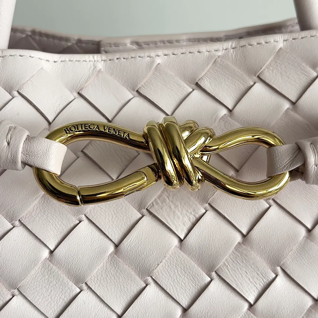 The 2023 new Andiamo batch of 2260 BV has been shipped‼ ️Really popular🔥The new Andiamo woven handbag launched by Bottega Veneta this season is really popular all over the world! ! Celebrities at home and abroad have worn it, and Oscar-winning actress Michelle Yeoh has taken it out on the street. Song Jia, Trai Yara, Yu Feihong, Sanji Ayaka, Rosie Hunting-Whiteley, Yoshioka Riho, etc. have all picked up this bag. It is classic and versatile, showing off its temperament, and the bag capacity is also large, which is very convenient for daily commuting! ! A variety of carrying methods, the shoulder straps can be adjusted by yourself, the original lambskin feels soft and delicate, and the unisex style breaks the gender boundaries and brings a more practical and long-lasting use experience. Andiamo, which has both elegant and casual styles, perfectly interprets the true appearance of "fashionable old money style". Style number: 743572 Size: 32*24*12